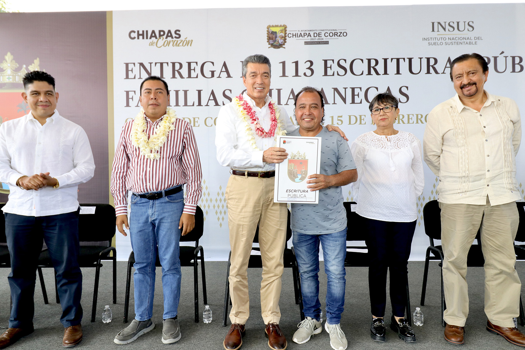 Entrega Rutilio Escandón escrituras públicas a 113 familias de Tuxtla